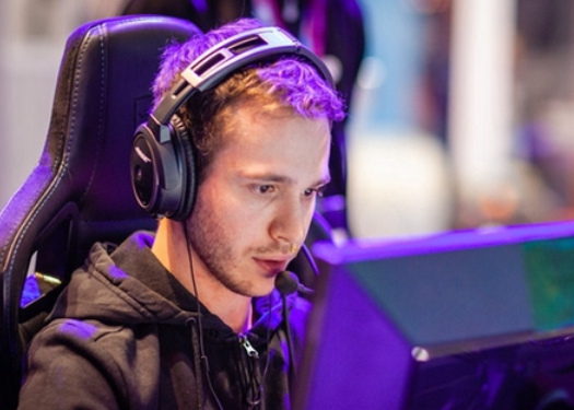 成都银龄战队电竞友谊赛展现新时代老年生活