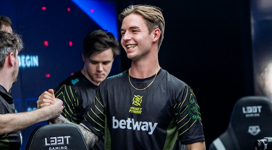 京东S15电竞竞拍会预约开启 冠亚军签名限量礼盒1元起拍